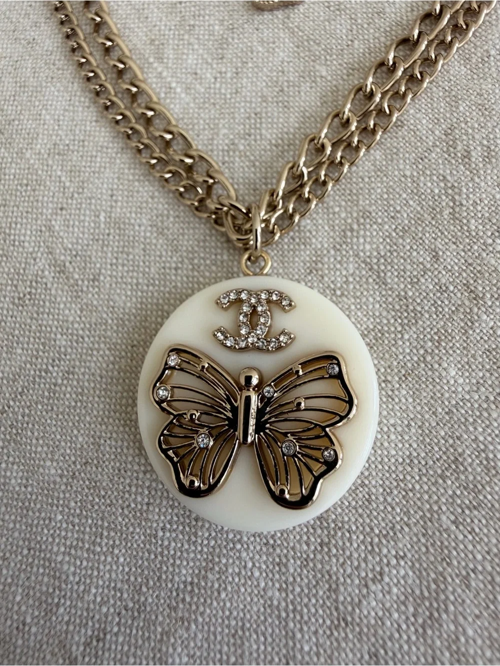 🤍CHANEL Gold-Tone Chain Necklace with Cream Disc & Butterfly✨